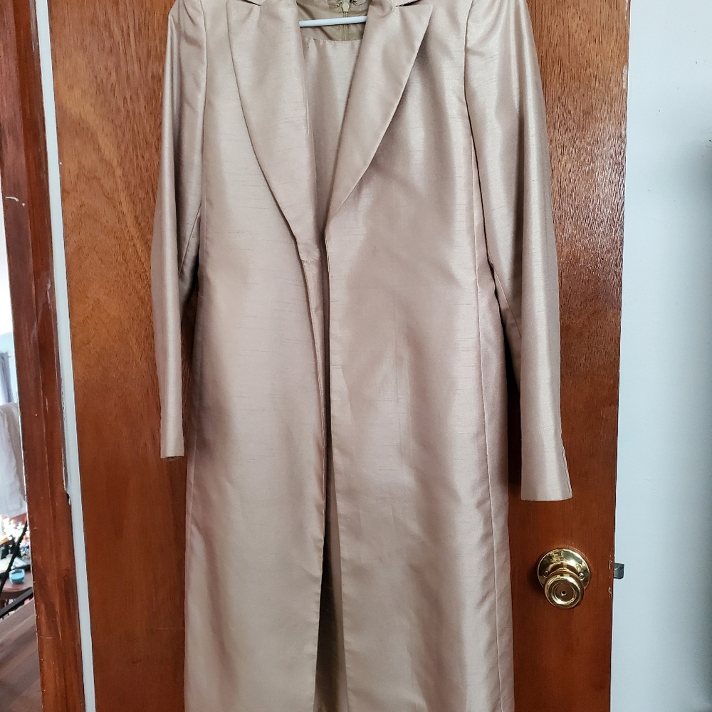 Woman Kasper brand sheath dress with matching full jacket